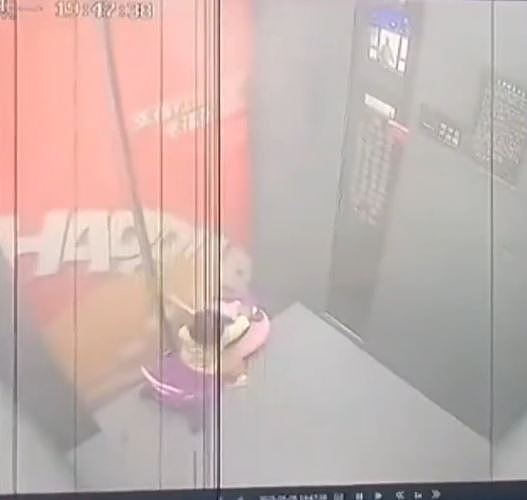 离谱到家!电梯门夹玩具车牵绳,幼童惨被“360度转体”画面曝(视频/组图) - 6