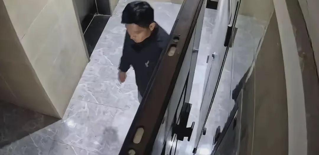 女生凌晨惊醒发现床下藏陌生裸男冲自己笑，监控拍到变态入室过程我怕了…（视频/组图） - 4