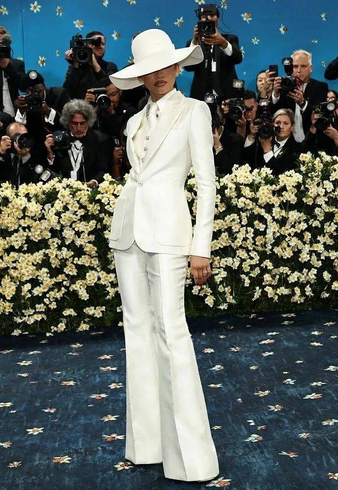 【时尚】辣眼睛！Lisa穿LV定制蕾丝透视三角裤套装征战Met Gala（组图） - 5