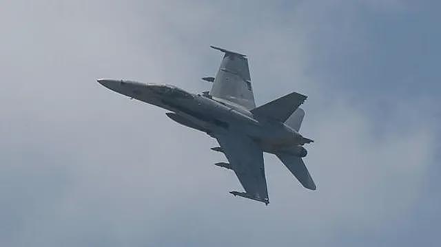 第二架美军战机从杜鲁门号航空母舰上掉落(组图) - 1