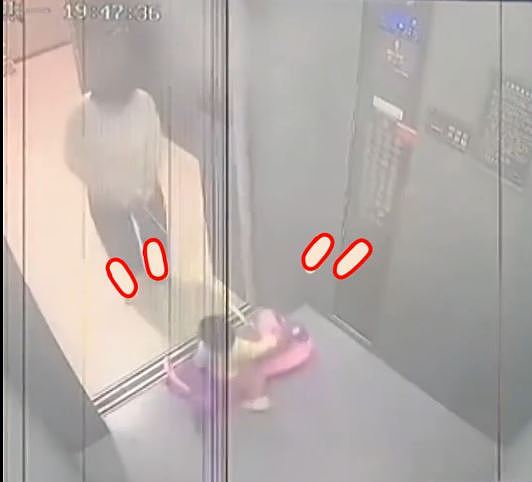 离谱到家!电梯门夹玩具车牵绳,幼童惨被“360度转体”画面曝(视频/组图) - 1