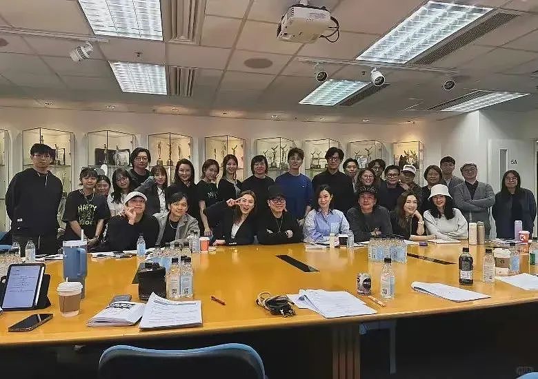 佘诗曼台北街头呆坐,表情呆滞引热议,新剧将与夏文汐上演母女恶斗(组图) - 4