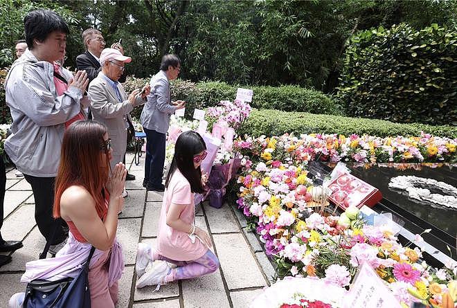 邓丽君逝世30周年，92岁经纪人到墓地上香，三哥邓长富上台致辞（组图） - 6