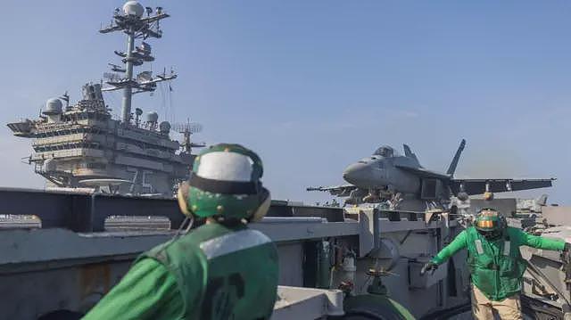 第二架美军战机从杜鲁门号航空母舰上掉落(组图) - 2