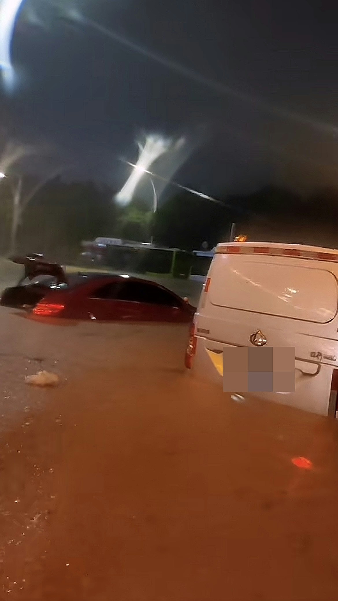 广东中山暴雨街道水浸，居民指水深及膝有车辆被淹（视频/组图） - 4