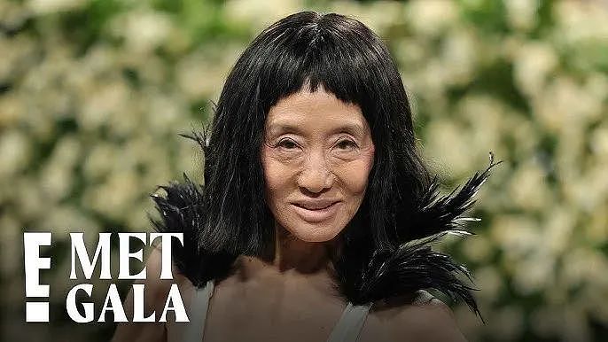 75岁王薇薇亮相Met Gala，深V开到肚脐，不老神话崩塌，全网：不敢认（组图） - 7