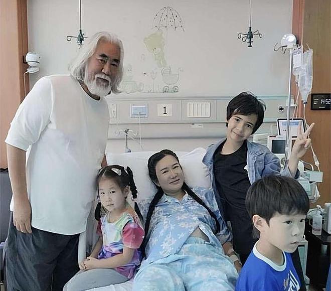 张纪中送娃上学出车祸，事发后坐路边很郁闷，自称养4娃压力大（组图） - 9