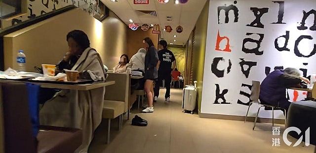 大陆游客在香港麦当劳“霸座”睡觉，当事人发帖被狂喷！香港特首回应（组图） - 5