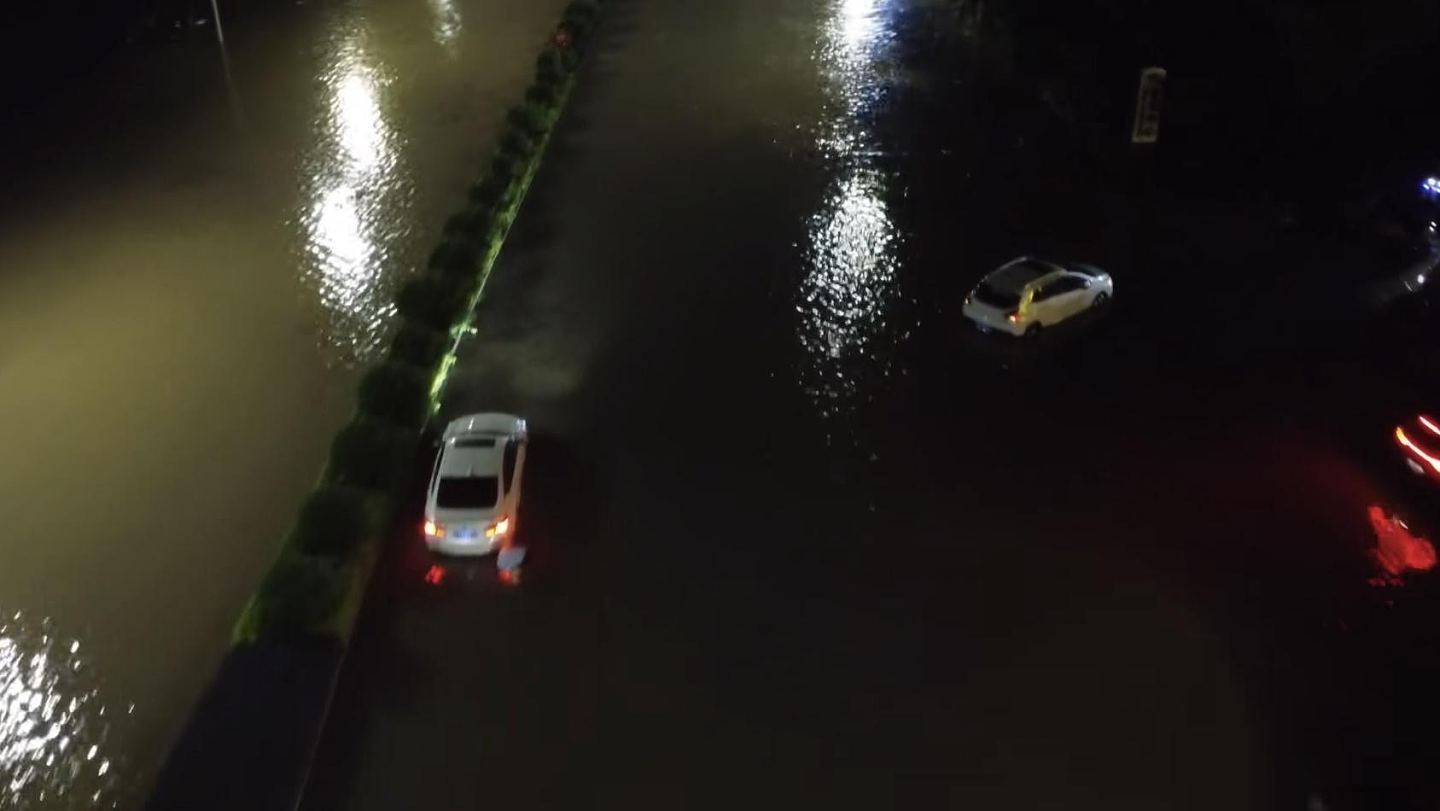 广东中山暴雨街道水浸，居民指水深及膝有车辆被淹（视频/组图） - 3