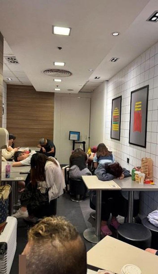 大陆游客在香港麦当劳“霸座”睡觉，当事人发帖被狂喷！香港特首回应（组图） - 4
