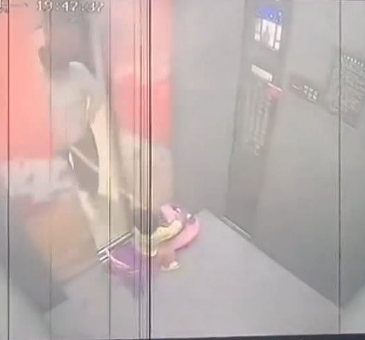 离谱到家!电梯门夹玩具车牵绳,幼童惨被“360度转体”画面曝(视频/组图) - 3