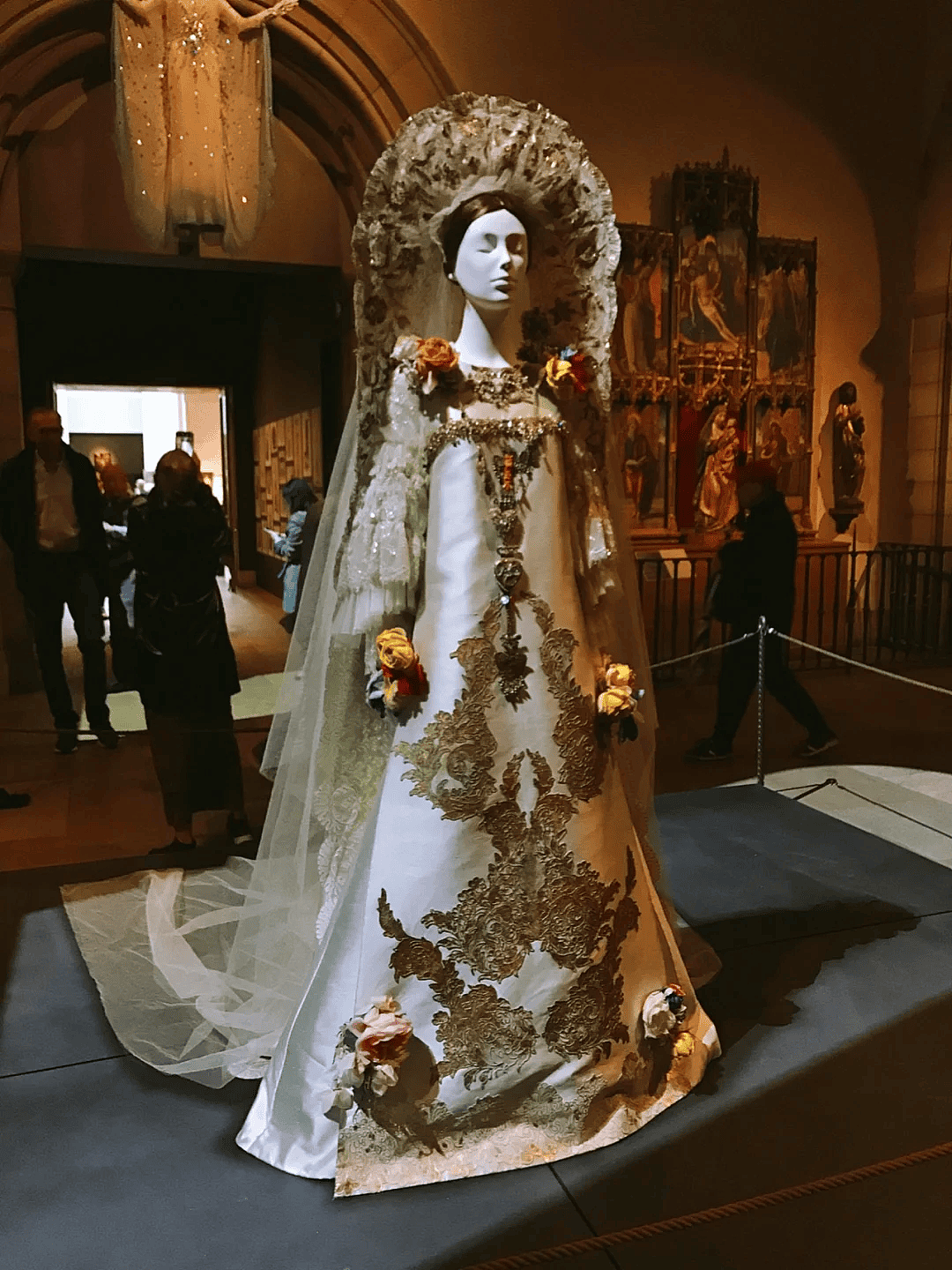 【时尚】辣眼睛！Lisa穿LV定制蕾丝透视三角裤套装征战Met Gala（组图） - 19