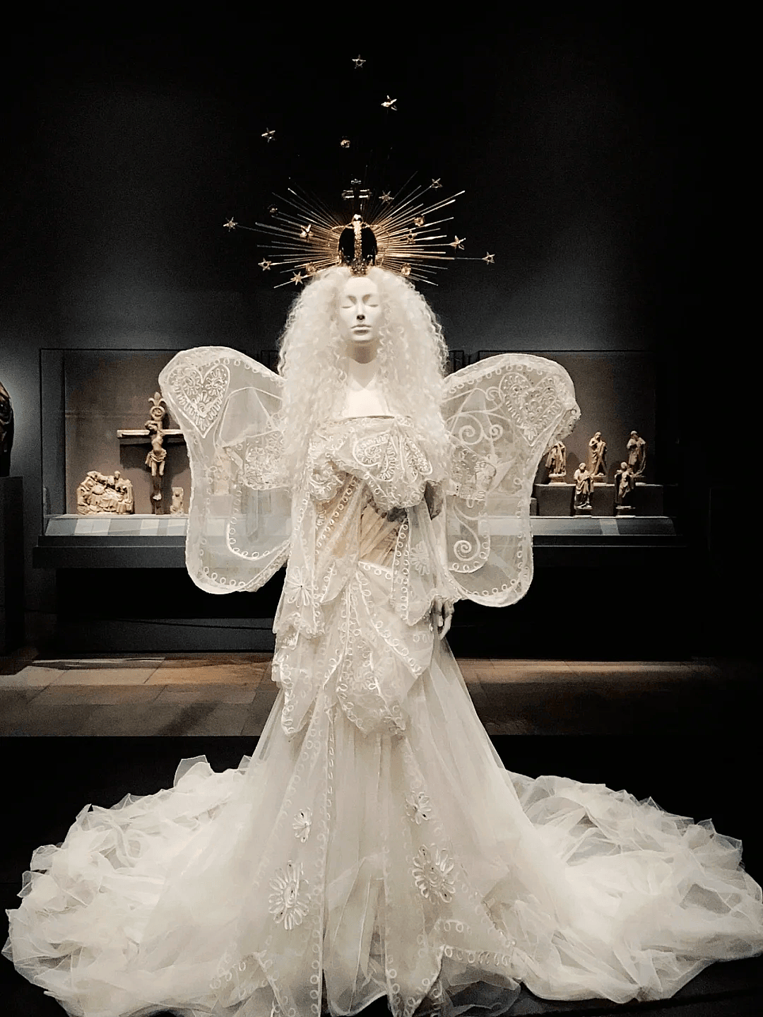 【时尚】辣眼睛！Lisa穿LV定制蕾丝透视三角裤套装征战Met Gala（组图） - 18