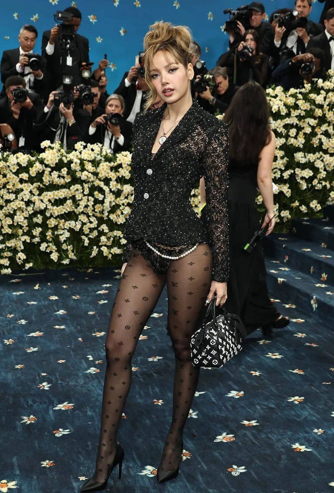 【时尚】辣眼睛！Lisa穿LV定制蕾丝透视三角裤套装征战Met Gala（组图） - 2
