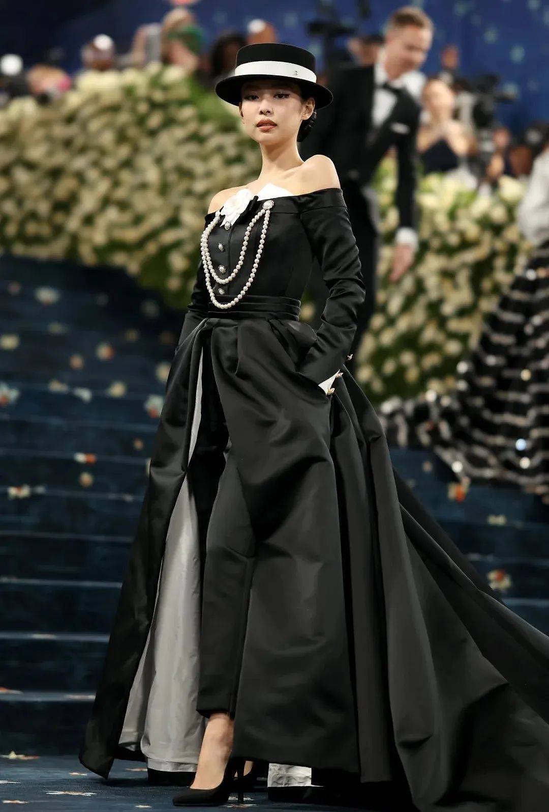 【时尚】辣眼睛！Lisa穿LV定制蕾丝透视三角裤套装征战Met Gala（组图） - 4