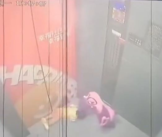 离谱到家!电梯门夹玩具车牵绳,幼童惨被“360度转体”画面曝(视频/组图) - 5