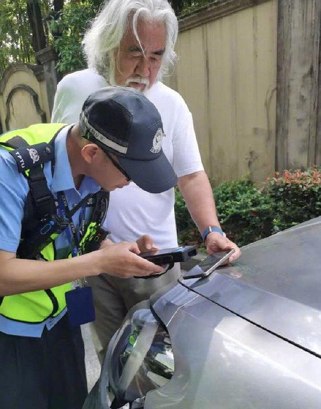 张纪中送娃上学出车祸，事发后坐路边很郁闷，自称养4娃压力大（组图） - 2
