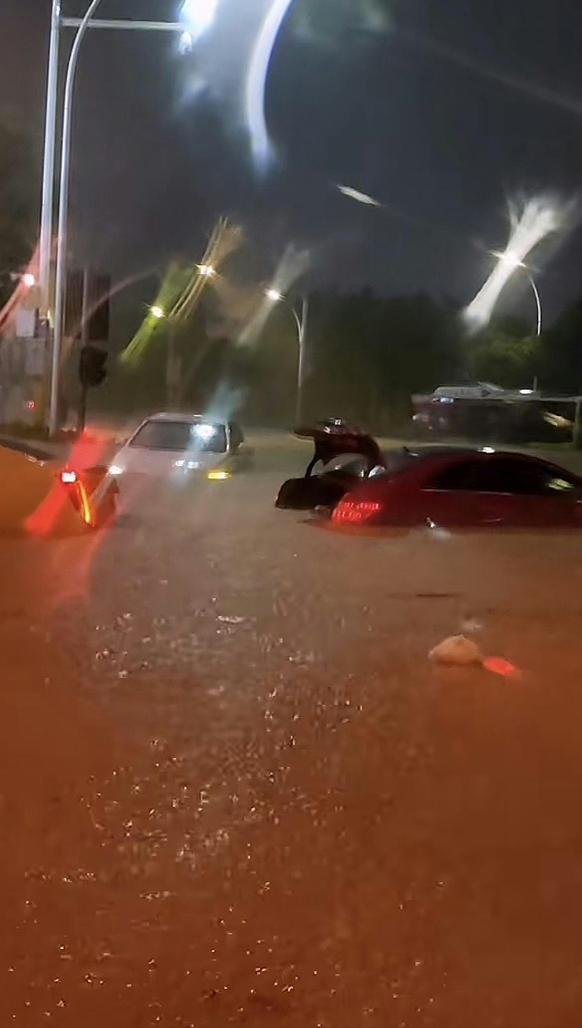 广东中山暴雨街道水浸，居民指水深及膝有车辆被淹（视频/组图） - 1