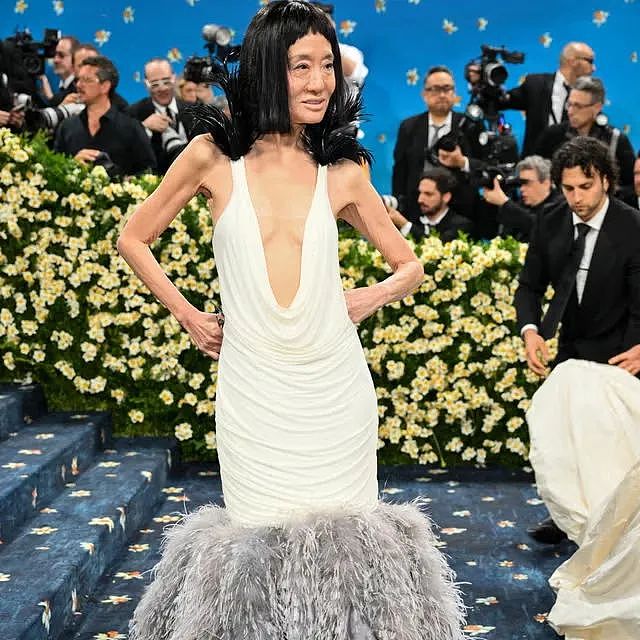 75岁王薇薇亮相Met Gala，深V开到肚脐，不老神话崩塌，全网：不敢认（组图） - 8