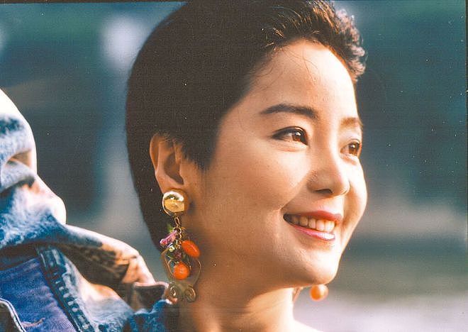 邓丽君逝世30周年，92岁经纪人到墓地上香，三哥邓长富上台致辞（组图） - 11