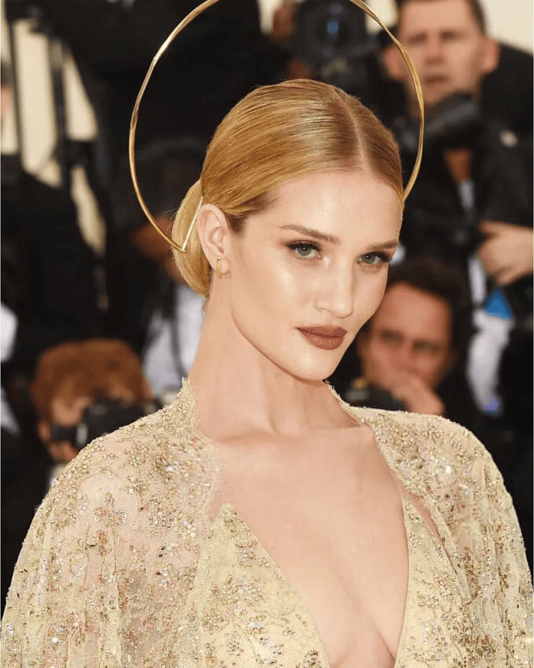 【时尚】辣眼睛！Lisa穿LV定制蕾丝透视三角裤套装征战Met Gala（组图） - 33