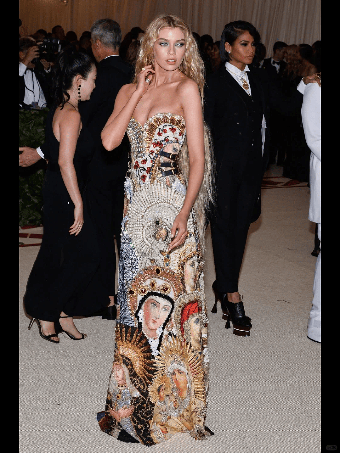【时尚】辣眼睛！Lisa穿LV定制蕾丝透视三角裤套装征战Met Gala（组图） - 41