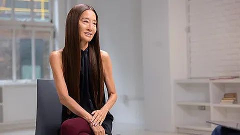 75岁王薇薇亮相Met Gala，深V开到肚脐，不老神话崩塌，全网：不敢认（组图） - 1