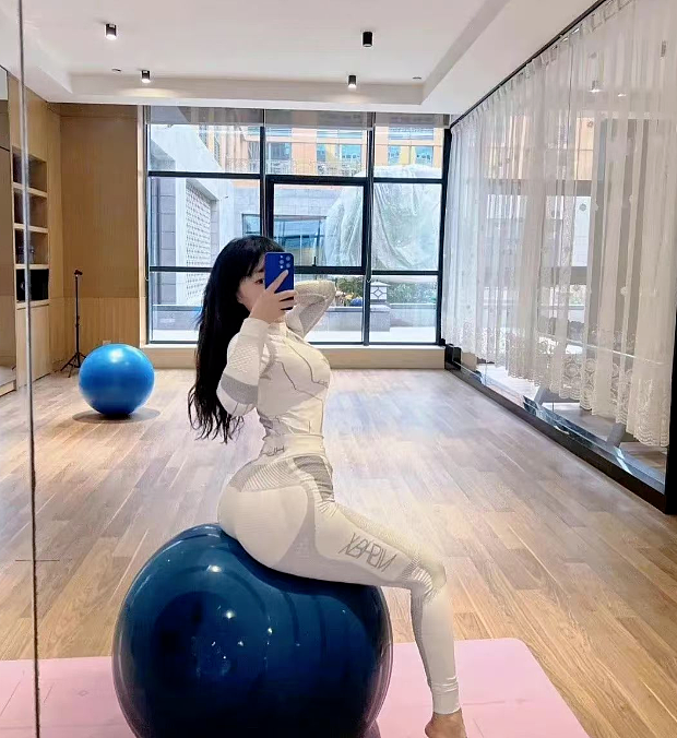 【美女】西安95后“人间芭比”,身高163cm,腰臀比完美(组图) - 3