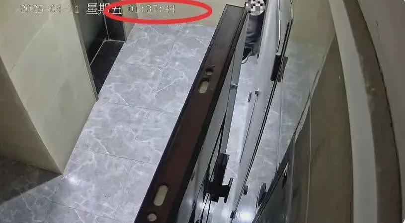 女生凌晨惊醒发现床下藏陌生裸男冲自己笑，监控拍到变态入室过程我怕了…（视频/组图） - 1