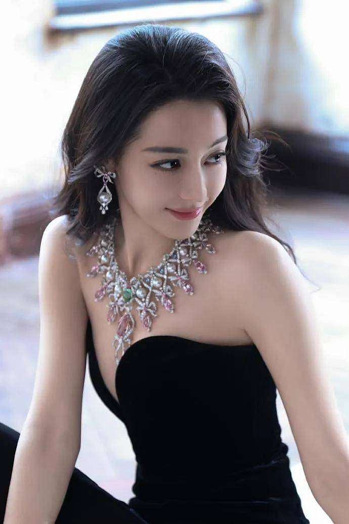 迪丽热巴异域美貌与魔鬼身材俱全！既风情万种，又性感火辣！（组图） - 3