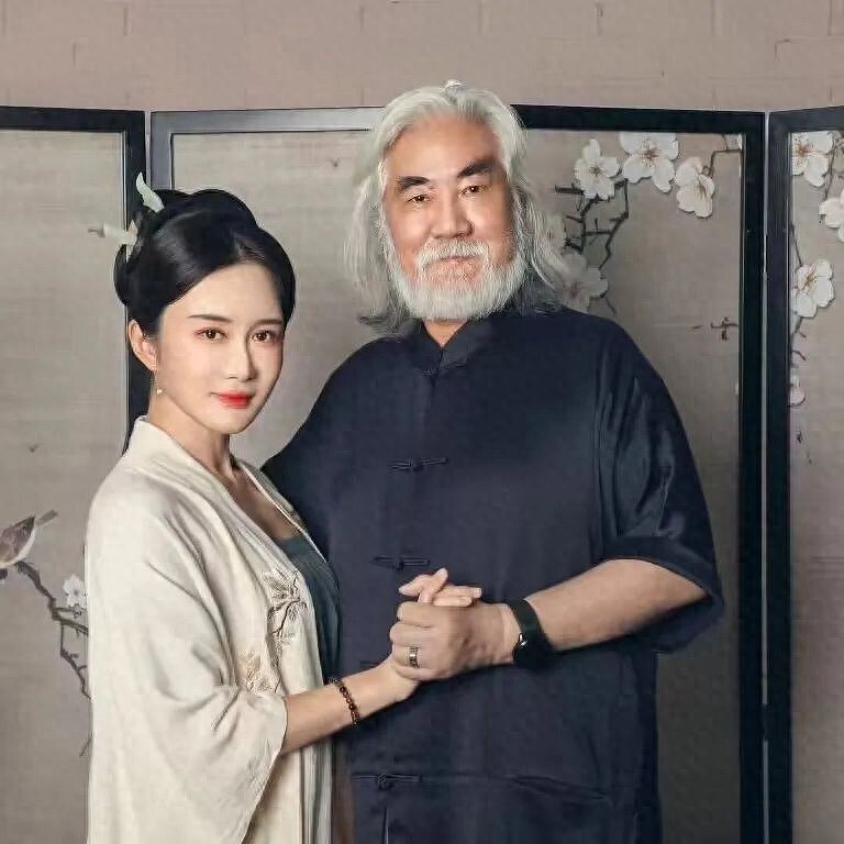 “导演张纪中开车撞到路人”冲上热搜！本人回应：是两车剐蹭不是撞人，拍视频养孩子是造谣（组图） - 1
