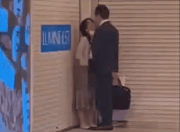 视频疯传！女子火车站内帮“打飞机”，中国游客看呆，众多路人围观（视频/组图） - 2
