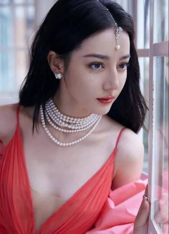 迪丽热巴异域美貌与魔鬼身材俱全！既风情万种，又性感火辣！（组图） - 1