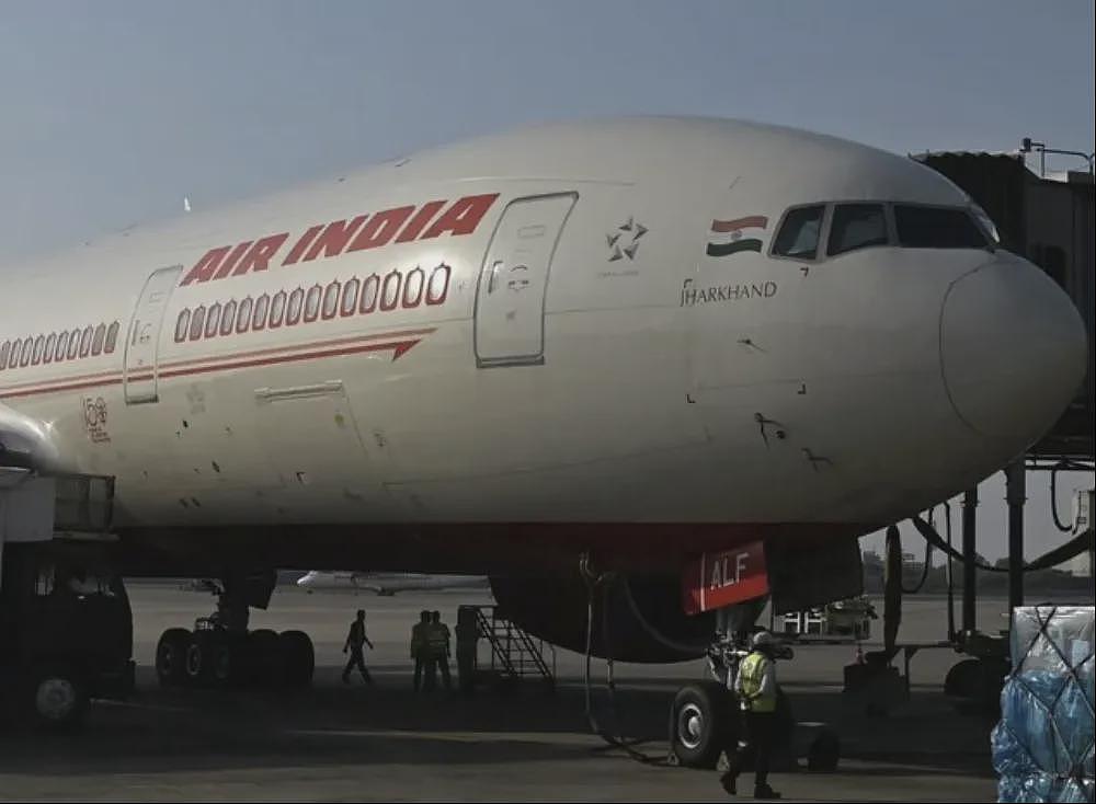 加拿大起飞航班高空出事！满载华人飞机触地猛复飞，乘客尖叫狂吐、波音冒烟...（组图） - 2