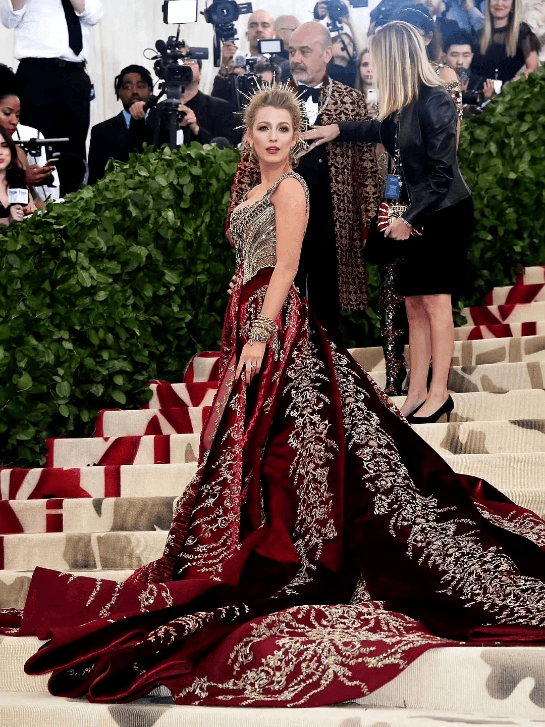 【时尚】辣眼睛！Lisa穿LV定制蕾丝透视三角裤套装征战Met Gala（组图） - 30