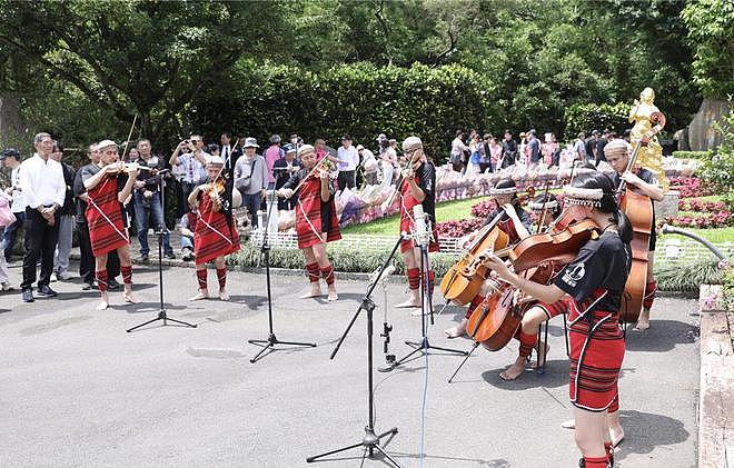 邓丽君逝世30周年，92岁经纪人到墓地上香，三哥邓长富上台致辞（组图） - 4