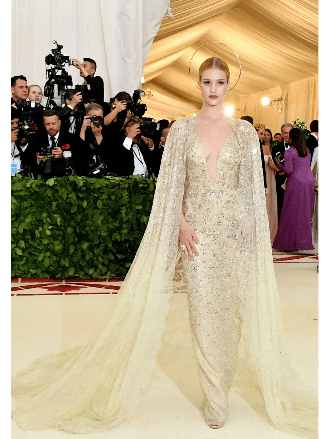【时尚】辣眼睛！Lisa穿LV定制蕾丝透视三角裤套装征战Met Gala（组图） - 32
