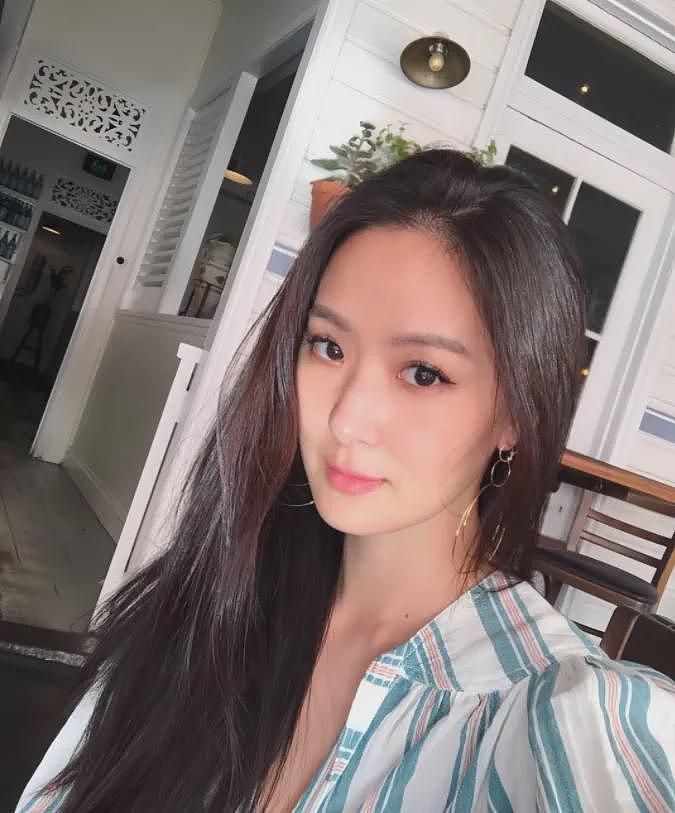 47岁的她身材性感脸不老,和54岁老公合照像父女,美貌远超25岁女儿(组图) - 11