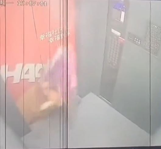离谱到家!电梯门夹玩具车牵绳,幼童惨被“360度转体”画面曝(视频/组图) - 2