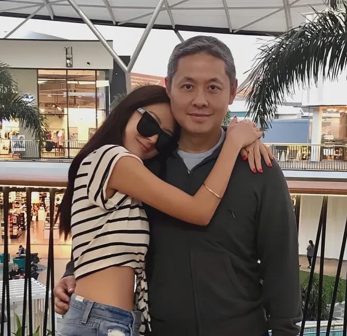 47岁的她身材性感脸不老,和54岁老公合照像父女,美貌远超25岁女儿(组图) - 12