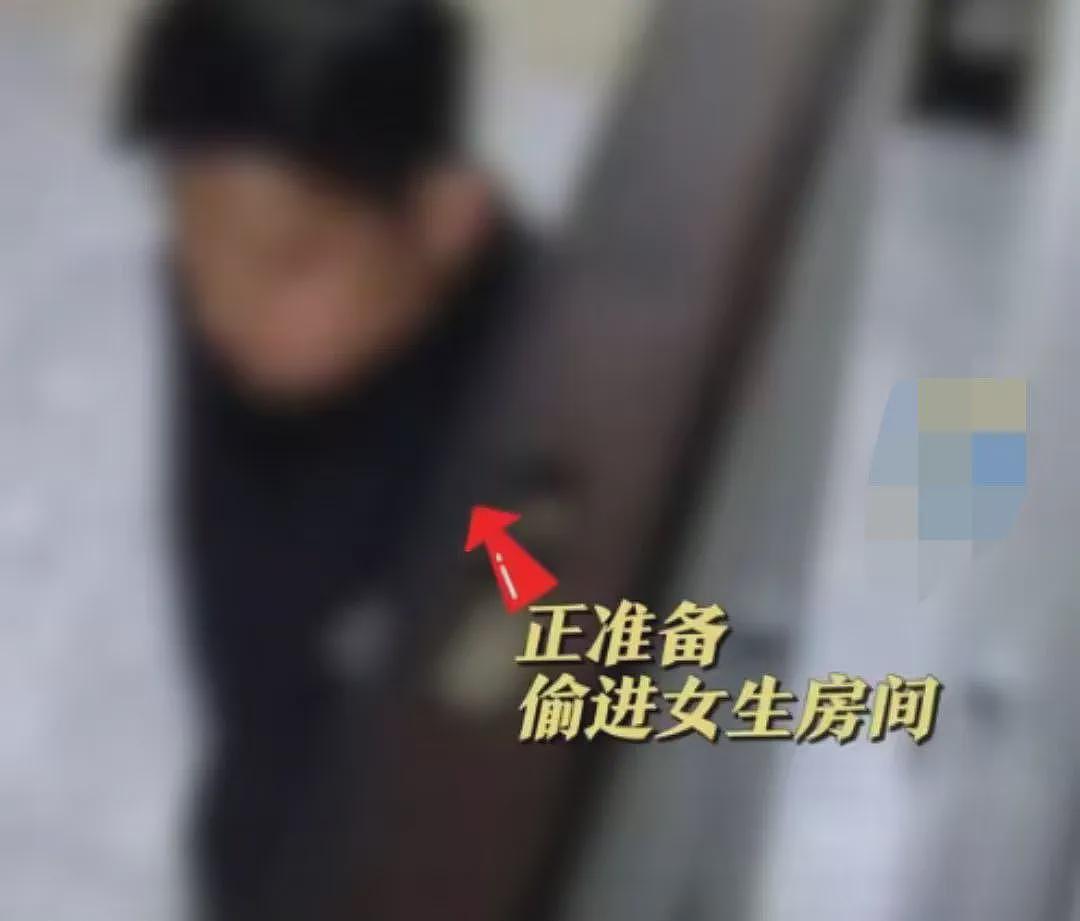 女生凌晨惊醒发现床下藏陌生裸男冲自己笑，监控拍到变态入室过程我怕了…（视频/组图） - 7