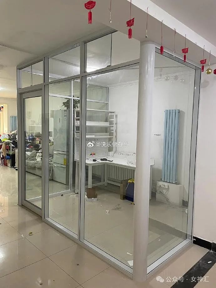 【爆笑】300w买的婚房把客厅装成医院风，还省了几十万？网友：隔着屏幕都能闻到药水味（组图） - 3