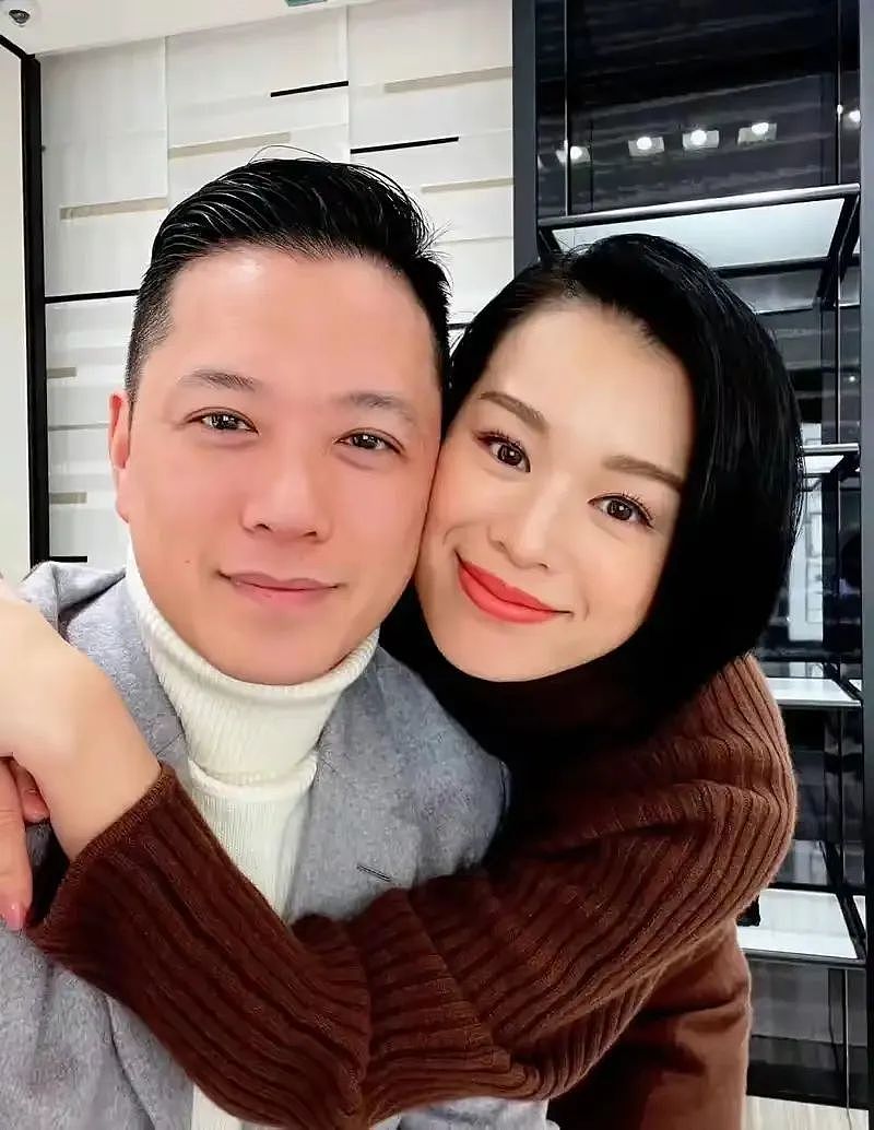 胡杏儿谈老公夜店搂妹,表情管理失控,中年夫妻貌合神离全靠演技(组图) - 8