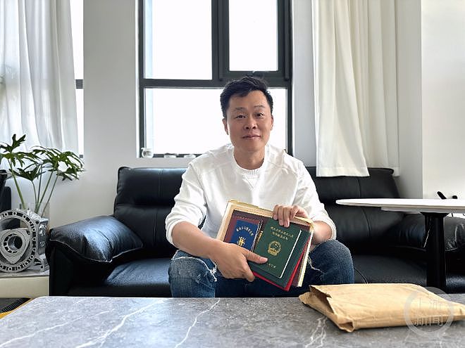 男子捡到他人遗失证件经历13次搬家一直保存，18年后找到失主（组图） - 1