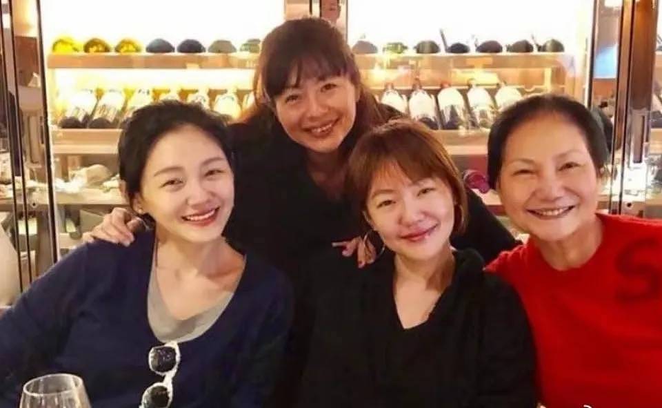 S妈难以走出悲痛,心疼到无法呼吸送急诊,小S女儿却忙着接手资源(组图) - 8