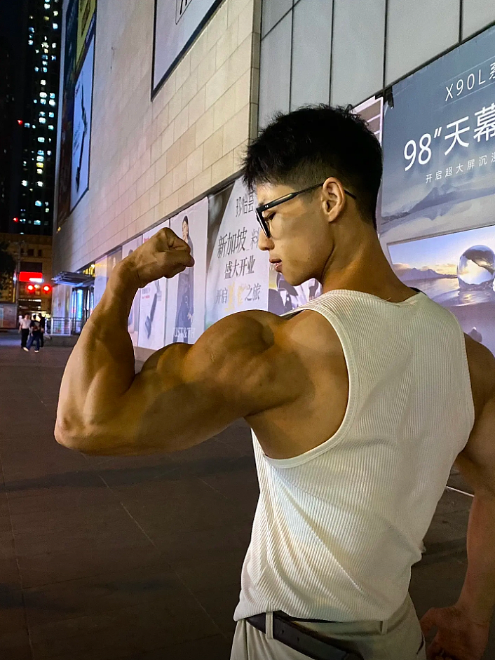 【帅哥】20+湖南健身网红,饱满胸肌鲨鱼腹肌,这斜方肌在汗水中爆发出力量(组图) - 11