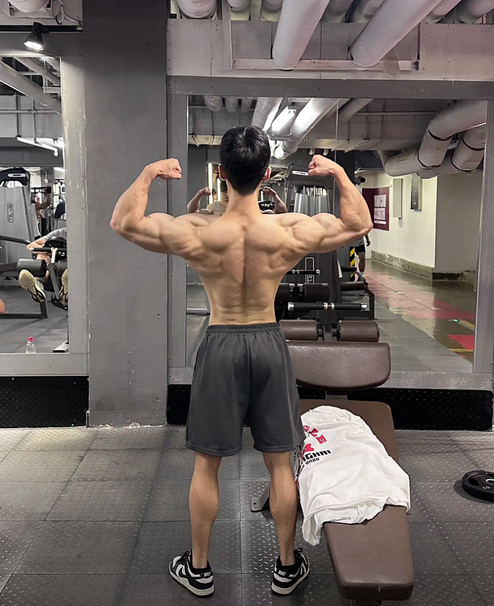 【帅哥】20+湖南健身网红,饱满胸肌鲨鱼腹肌,这斜方肌在汗水中爆发出力量(组图) - 21