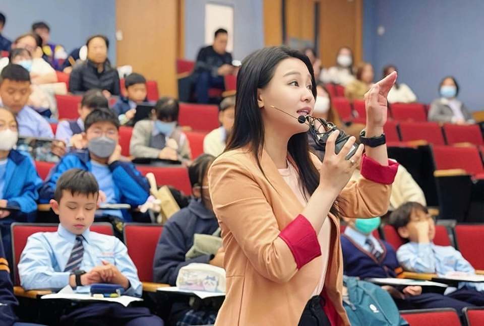 TVB前女星完美转型,在政界混得风生水起,每月稳定收入7万港币(组图) - 1