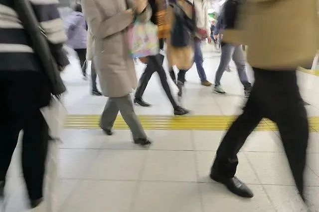 日本“撞人族“入侵英国了?专挑妹子下手撞完就跑,她光天化日被猛男撞飞(组图) - 5