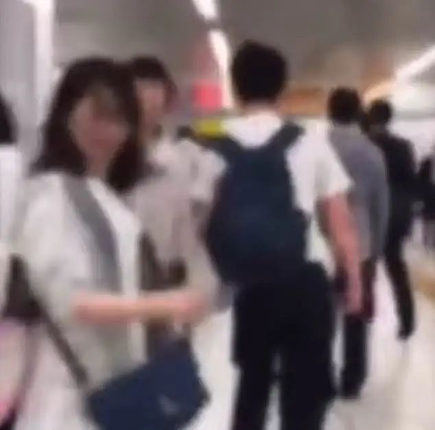 日本“撞人族“入侵英国了?专挑妹子下手撞完就跑,她光天化日被猛男撞飞(组图) - 10